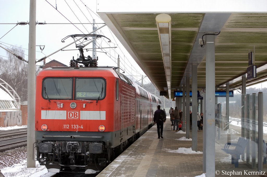 112 133-4 mit dem RE2 (RE 38137) nach Knigs Wusterhausen in Rathenow. Dieser Zug fhrt mal wieder nur mit 3 Dostos anstatt den blichen 4. Es fehlt mal wieder der 1.Klasse/Servicewagen. 04.12.2010