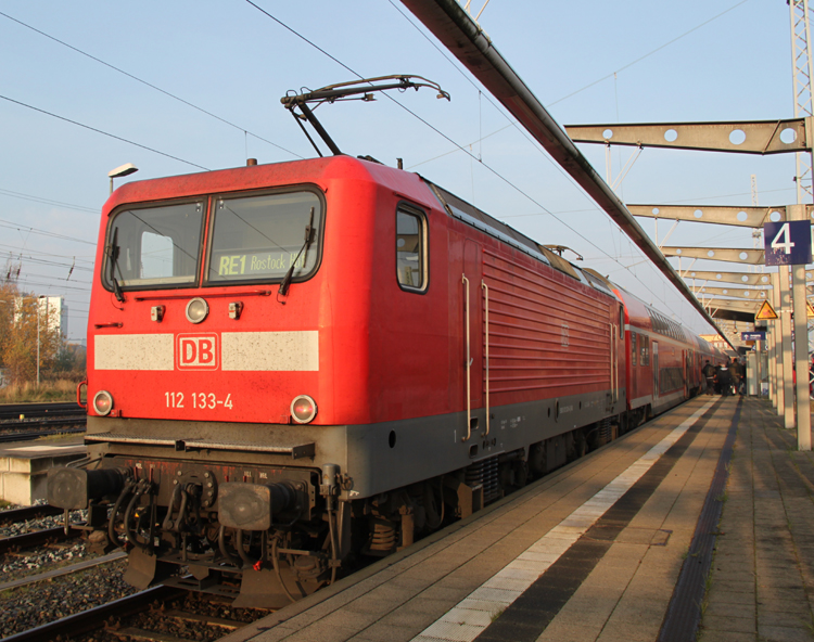 112 133-4 mit RE1 von Hamburg Hbf nach Rostock Hbf kurz nach der Ankunft im Rostocker Hbf.05.11.2011