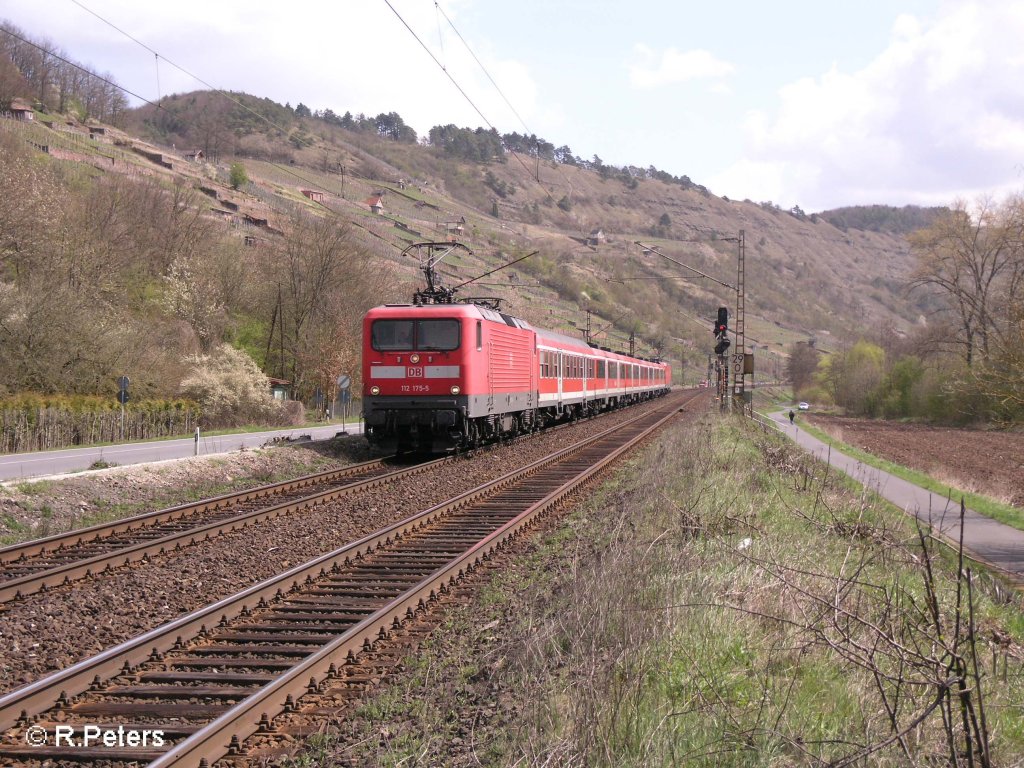 112 175-5 zieht im Sandwitch ein RE Frankfurt/Main durchs Maintal bei Gambach. 12.04.08