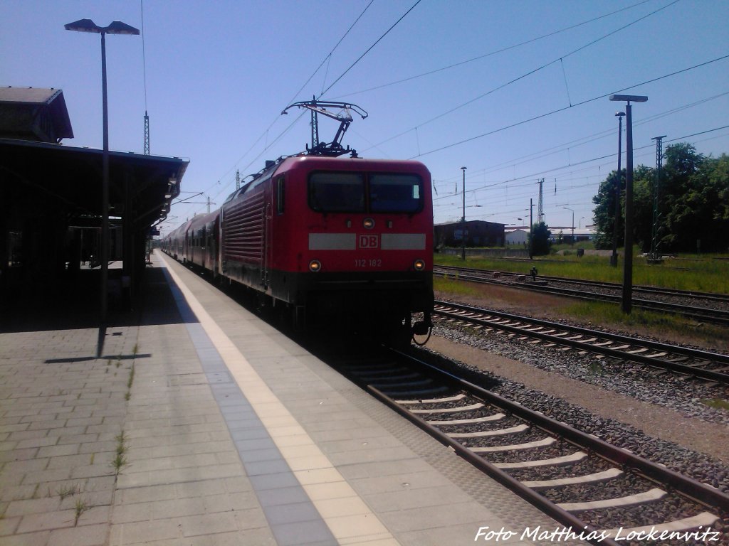 112 182 mit Ausrangierten Dosto und Wittenberger steuerwagen und 1 Dostowagen unterwegs nach Mukran beim Zwischenstopp im Bahnhof Bergen auf R�gen am 7.6.13