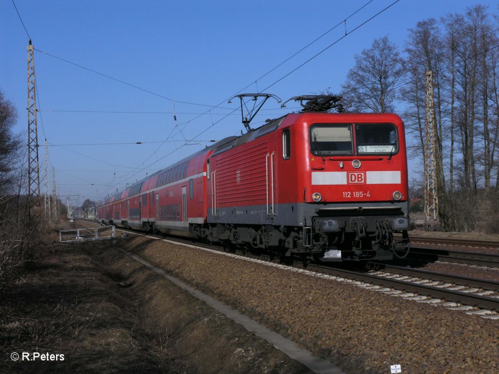 112 185-4 zieht den RE 18107 nach Eisenhttenstadt bei Briesen (Mark) 08.03.11