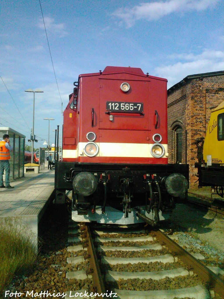 112 565-7 (202 565-8) und am anderen ende H�ngt die 91 134 beim Bahnhofsfest Putbus am 18.5.+19.5.12 / Hier steht der Zug abfahrbereit im Bahnhof Bergen auf R�gen am 19.5.12