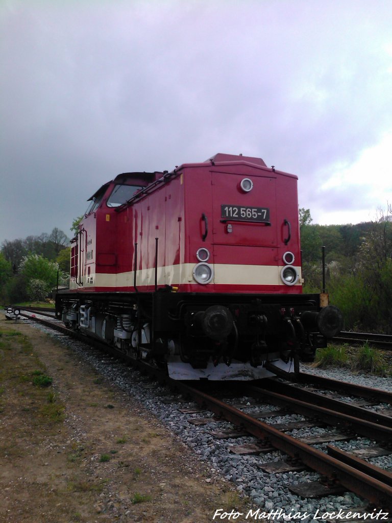 112 565-7 (DB 202 565-8) wartet auf die MTEG 118 770-7 aus Bergen auf R�gen in Putbus am 10.5.13