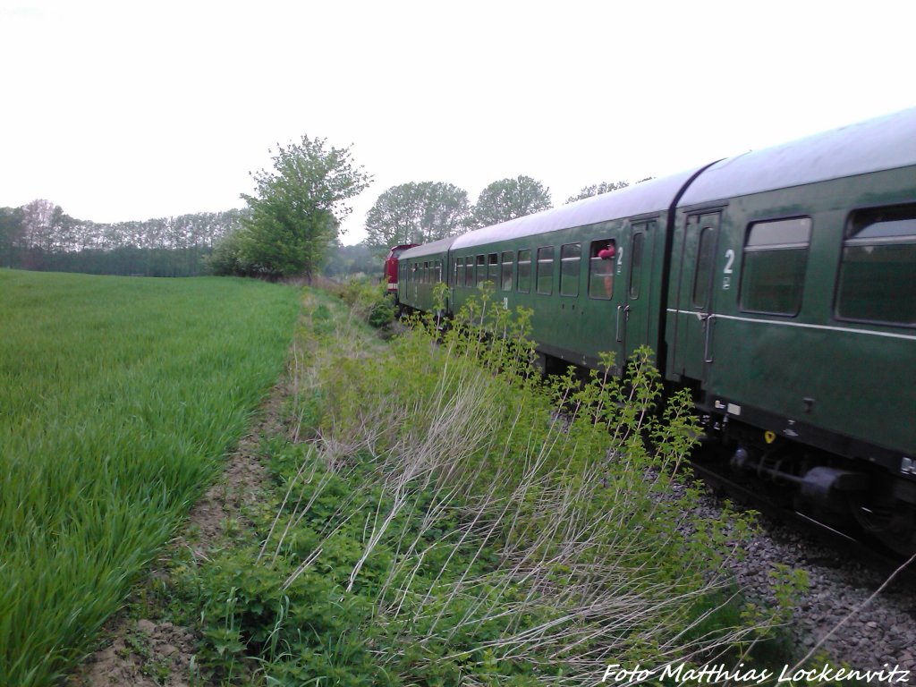 112 565-7 (DB 202 565-8) mit dem Zug und Schlusslok MTEG 118 770-7 unterwegs nach Bergen auf R�gen / Hier zwischen Lauterbahc (R�gen) & Putbus am 11.5.13