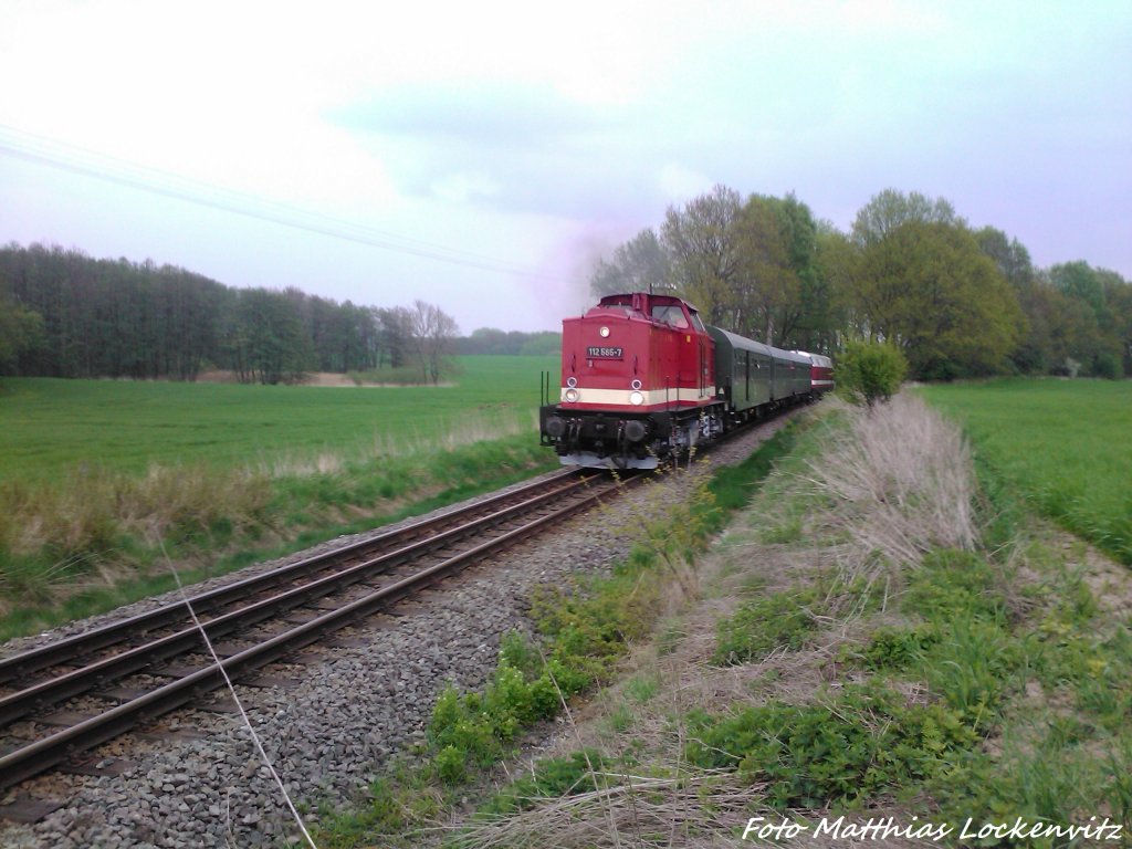 112 565-7 (DB 202 565-8) mit der MTEG  118 770-7 und den Bghw wagen von Lauterbahc Mole nach Bergen auf R�gen unterwegs / hier zwischen Lauterbach (R�gen) & Putbus am 11.5.13