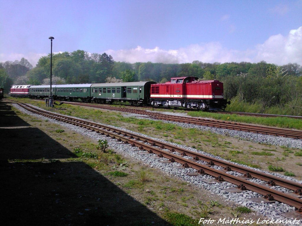112 565-7 (DB 202 565-8) mit Bhg Wagen und als Schlusslicht MTEG 118 770-7 bei der Ausfahrt aus Putbus nach Bergen auf R�gen am 12.5.13