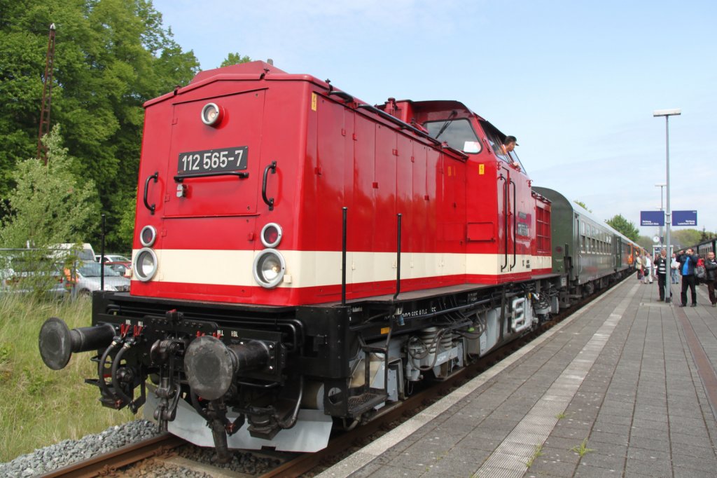 112 565-7+01 0509-8(hinten)mit Sonderzug von Cottbus nach Putbus kurz nach der Ankunft im Bahnhof Putbus.19.05.2012