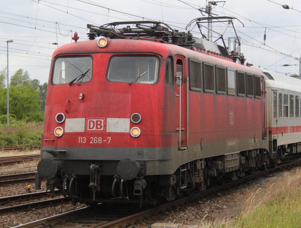 113 268-7 mit IC 1961 von Hamburg-Altona nach Stralsund bei der Ausfahrt im Rostocker Hbf.13.07.2012