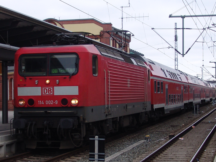 114 002-9 steht mit dem Warnemnde-Express im Rostocker Hbf und wartet auf Rangierfahrt in das BW.(19.02.2011)