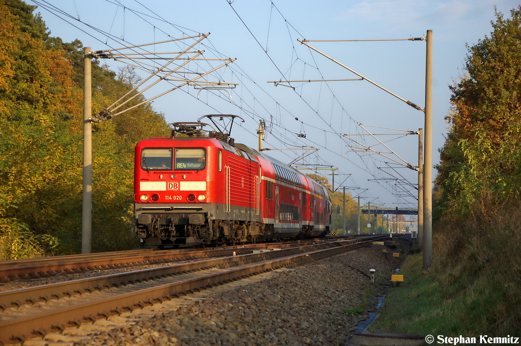 114 020 mit dem RE4 (RE 37334) von Ludwigsfelde nach Rathenow, bei der Ausfahrt aus Nennhausen. 21.10.2012
