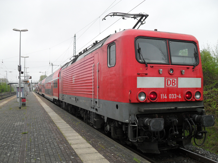 114 033-4 stand am 07.05.10 mit der S2 von Warnemnde nach Gstrow im Bahnhof(Rostock-Bramow)