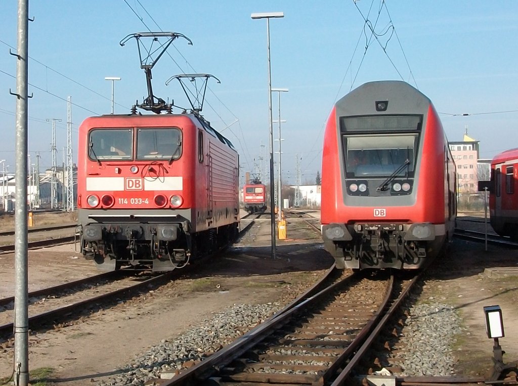 114 033 und Dostos-Steuerwagen am 29.Januar 2011 im Bh Rostock.