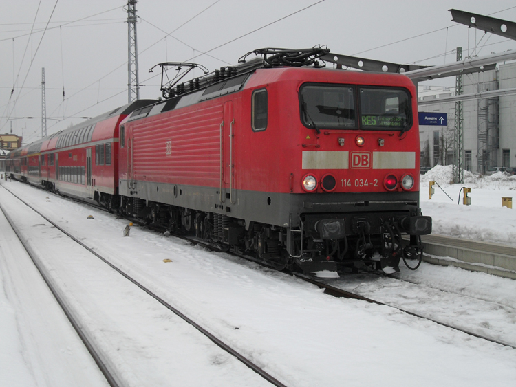 114 034-2 wartet mit RE 33111 von Rostock Hbf Richtung 
Lutherstadt Wittenberg auf die Ausfahrt im Rostocker Hbf.(07.02.10)