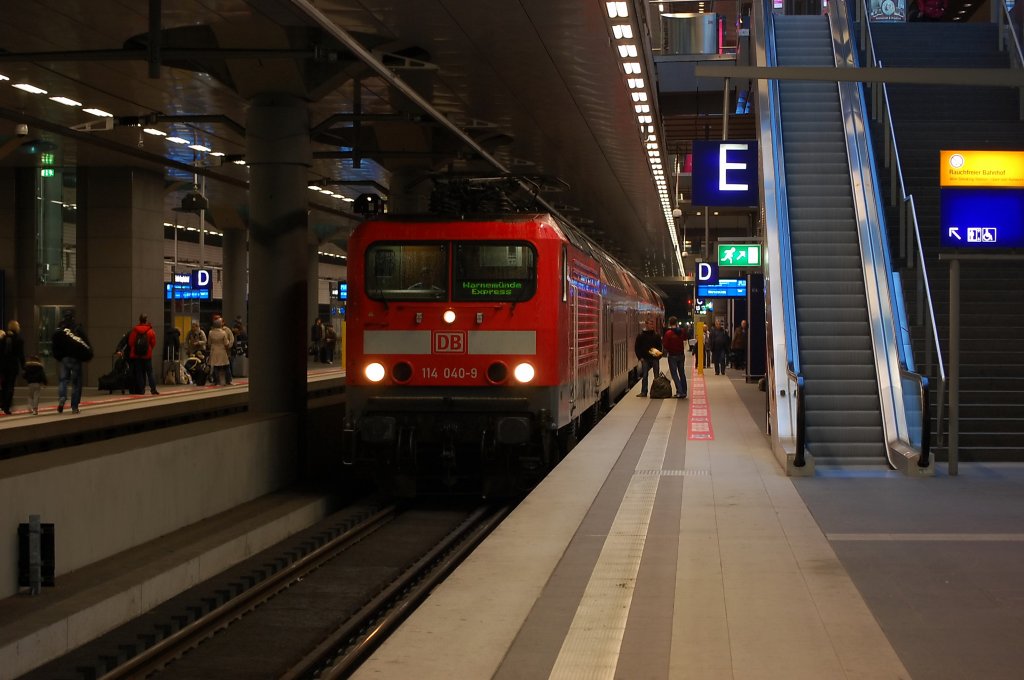 114 040-9 mit dem Warnemnde Express (RE 38590) in Berlin Hbf (tief). 16.10.2010