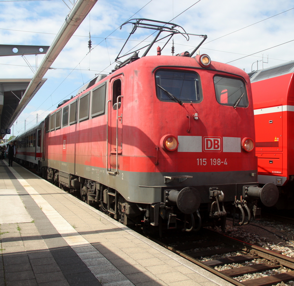 115 198-4+218 385-3(hinten)stehen mit IC 1961 von Hamburg-Altona nach Stralsund im Rostocker Hbf.21.06.2013