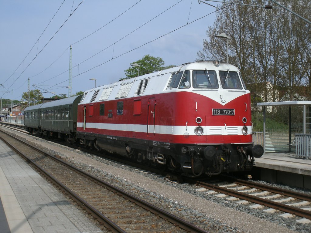 118 770-7 steht mit der berfhrung,am 10.Mai 2013,nach Putbus in Bergen/Rgen.