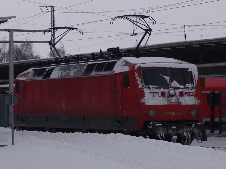 120 105-0 macht sich fertig und hat wenig spter den IC 1809 von Rostock Richtung Kln bis Hamburg Hbf im Rostocker Hbf bespannen wird.(05.12.10)