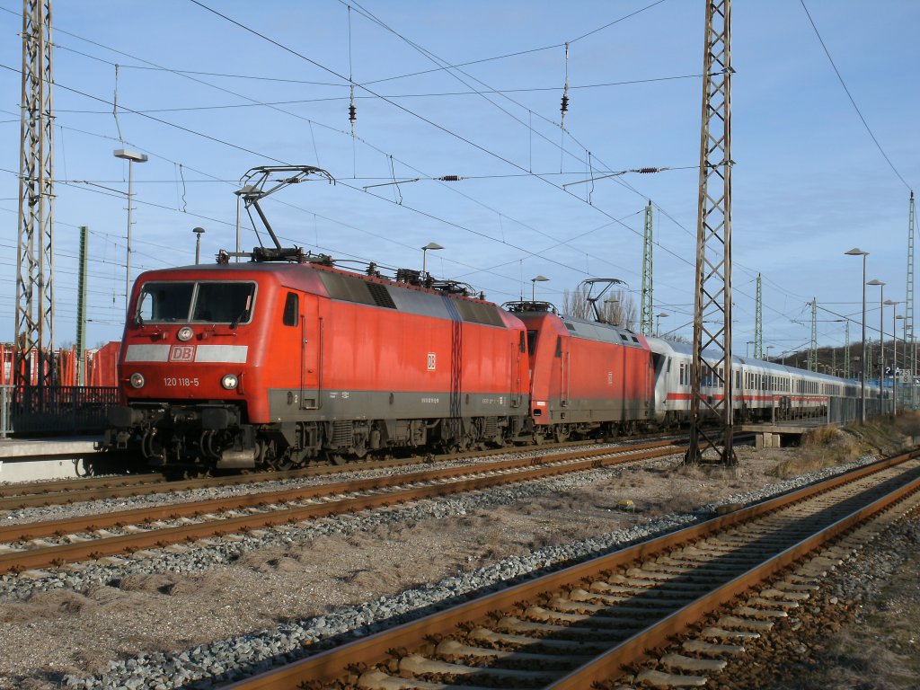 120 118-5 leistete der 101 092-5 und dem Steuerwagen vom IC 2213 Binz-Stuttgart am 15.Januar 2012 beim Verlassen von Bergen/Rgen Vorspann.