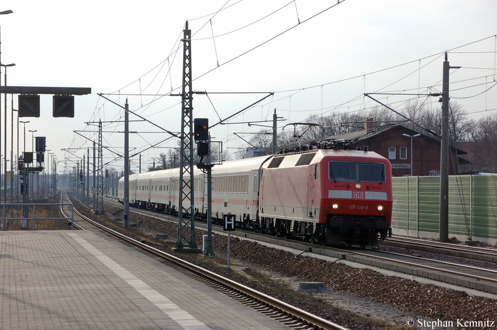 120 126-8 mit dem Ersatzzug IC 2804 fr den ICE 690 von Frankfurt Main nach Berlin Ostbahnhof in Rathenow. 13.03.2011