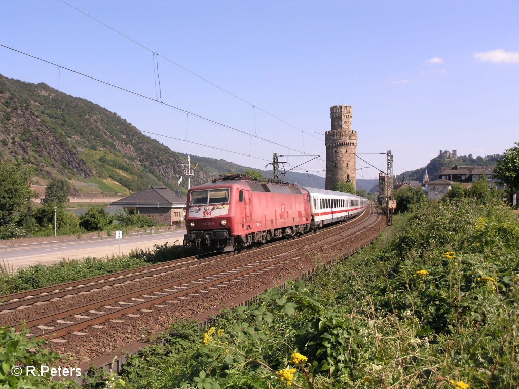 120 126-8 verlsst Oberwesel mit den IC 2024 Stuttgart – Mnster. 24.07.08
