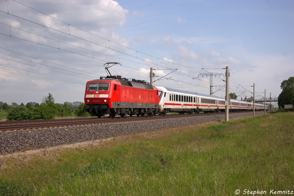 120 131-8 mit dem IC 2902 fr ICE 1510 von Leipzig Hbf nach Hamburg-Altona in Vietznitz. Hinten am Zug schob die 120 123-5. 17.05.2013