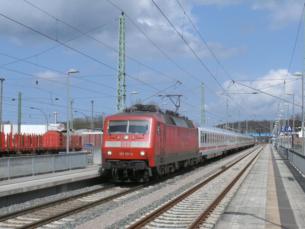 120 133-4 und 115 459-0 am Schlu,am 14.April 2012,mit dem Lr Binz-Stralsund,bei der Durchfahrt durch Bergen/Rgen.