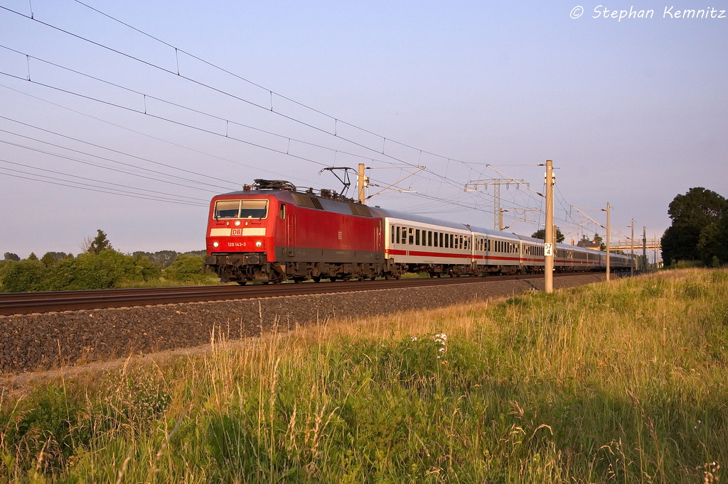 120 143-3 mit dem dritten Kreuzfahrersonderzug von Berlin nach Warnemnde in Vietznitz. 09.07.2013