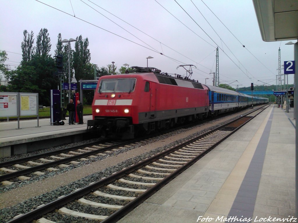 120 145-8 mit dem EuroCity 379 mit Ziel Brno bei der Einfahrt in Bergen auf R�gen am 2.6.13