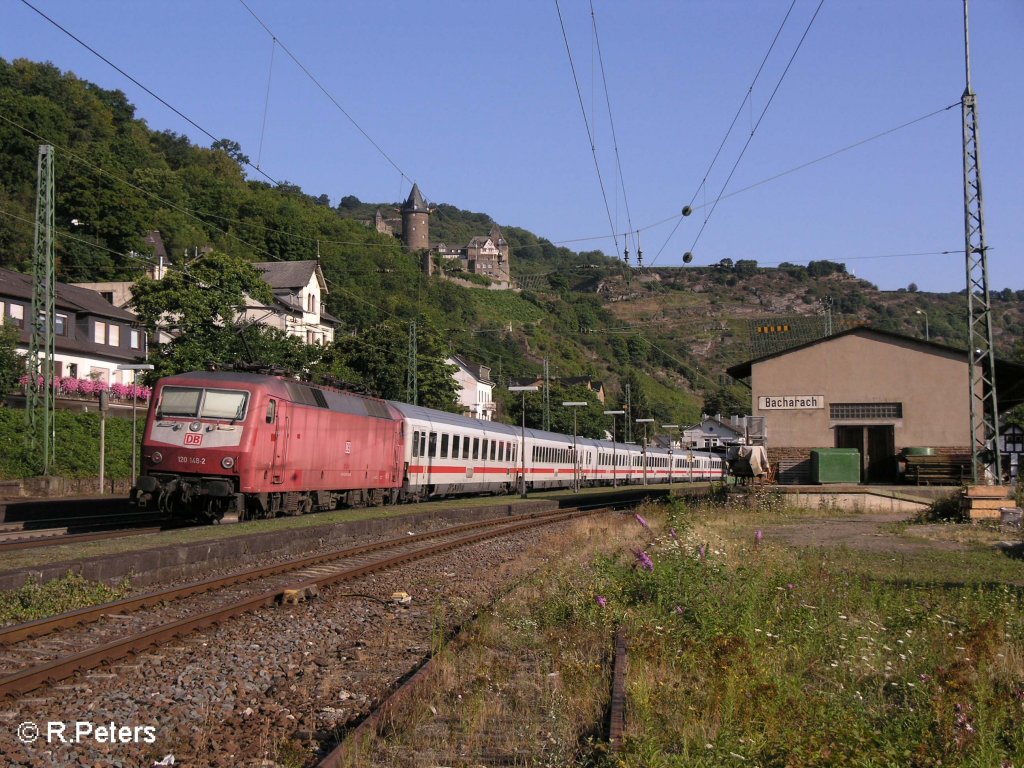 120 148-2 schiebt ein IC durch Bacharach die Linke Rheinstrecke rauf. 24.07.08