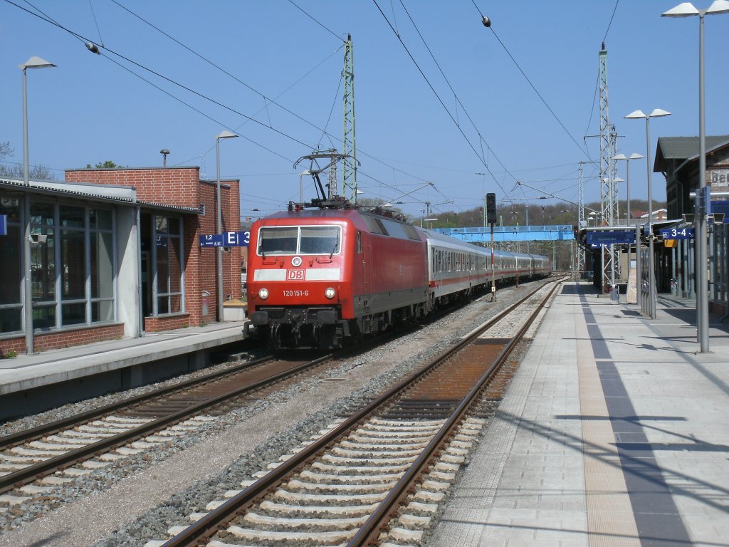 120 151-6 mit dem Leerpark aus Binz der in Stralsund abgestellt wurde,am 04.Mai 2013,bei der Durchfahrt durch Bergen/Rgen.Am Schlu lief noch eine 120er mit.