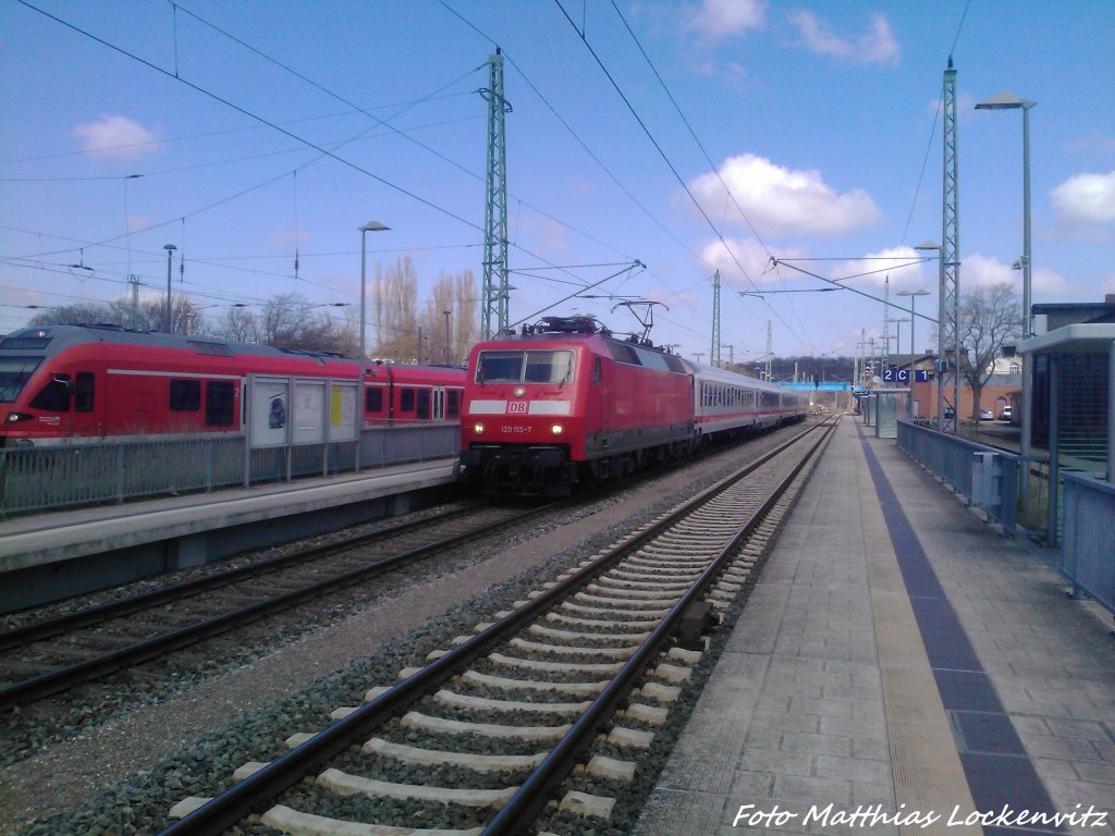 120 155-7 mit IC nach Z�ssow/K�ln Hbf im Bahnhof Bergen auf R�gen am 28.4.13