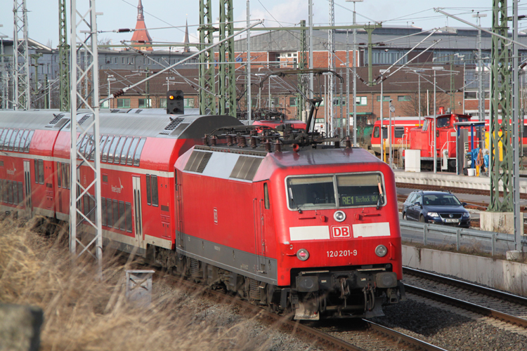 120 201-9 mit RE1 Hamburg-Rostock bei der Einfahrt im Rostocker Hbf.23.02.2012