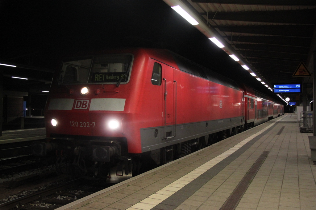 120 202-7 mit RE 4316 Rostock-Hamburg kurz vor der Ausfahrt im Rostocker Hbf.13.10.2012