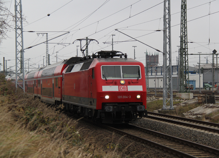120 204-3 mit RE 4308 Rostock-Hamburg bei der Ausfahrt im Rostocker Hbf.12.12.2011