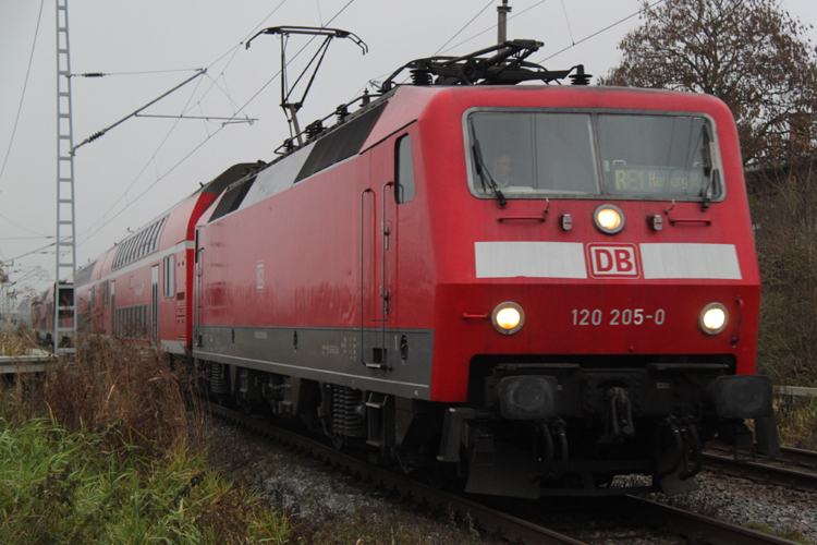120 205-0 mit RE 1 Rostock-Hamburg kurz nach der Ausfahrt im Rostocker Hbf.24.11.2011