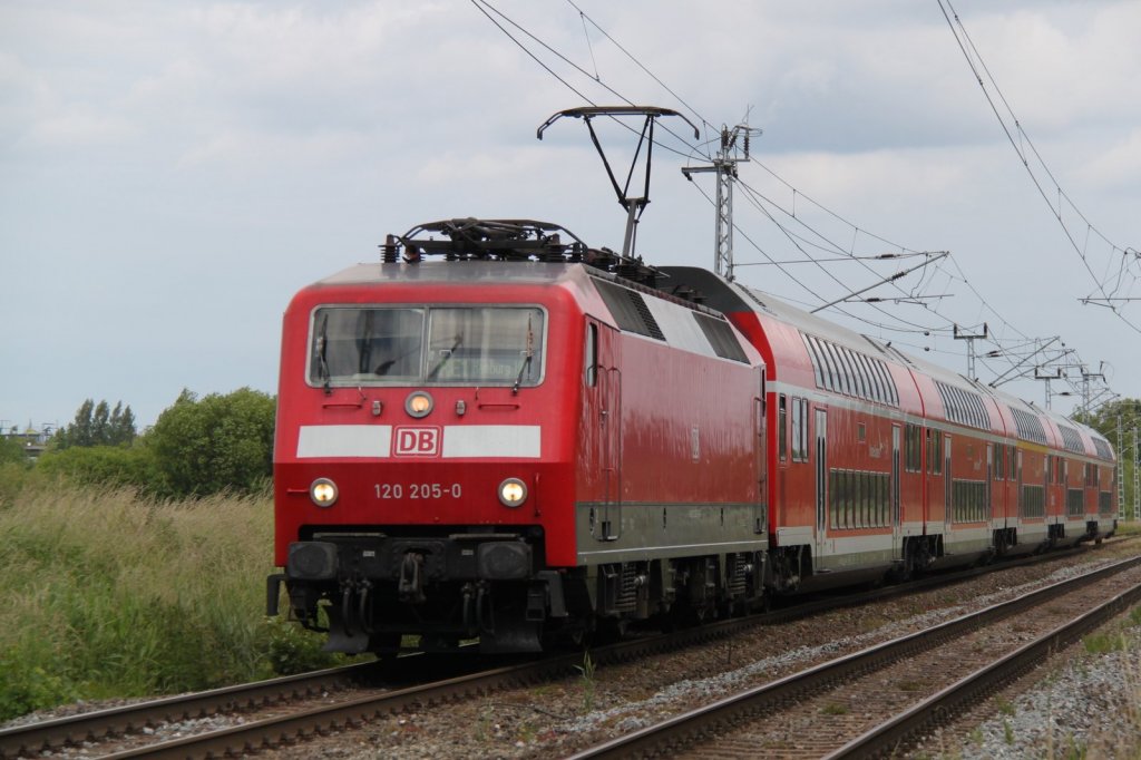120 205-0 mit RE 4308 von Rostock Hbf nach Hamburg Hbf bei der Durchfahrt am 10.06.2012 in Sildemow.