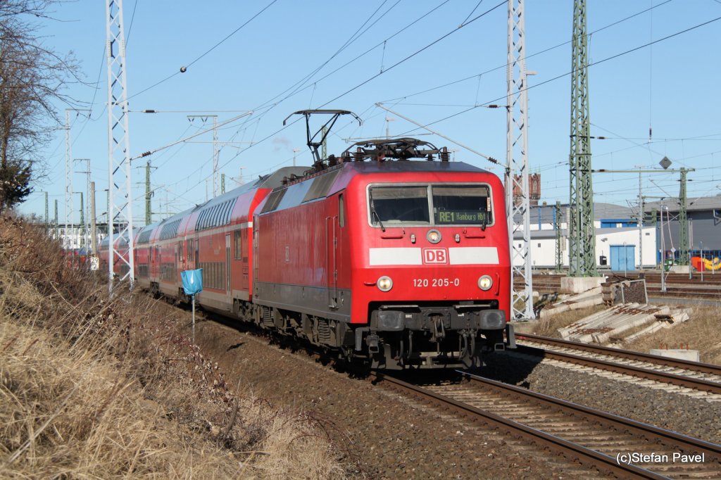 120 205-0 mit RE1 Rostock-Hamburg bei der Ausfahrt im Rostocker Hbf.26.02.2012