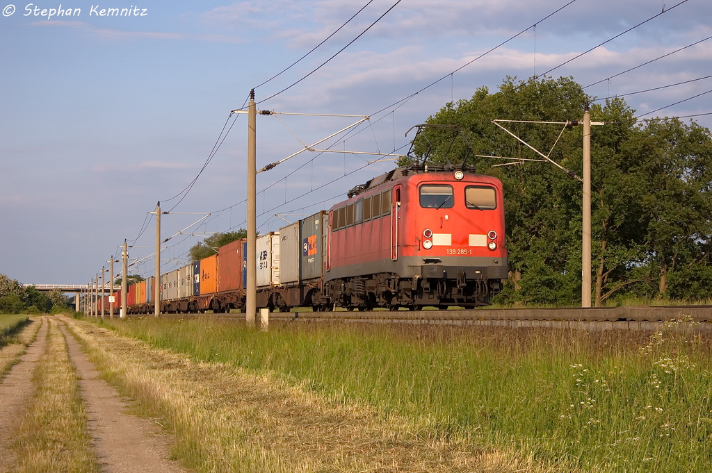 139 285-1 EGP - Eisenbahngesellschaft Potsdam mbH mit einem Containerzug bei Rathenow und fuhr in Richtung Stendal weiter. 08.06.2013