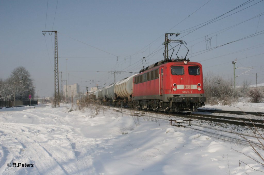 139 314-9 mit einem Kesselzug in Regensburg Ost. 30.12.10