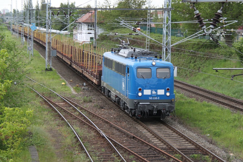 140 038-0 mit Leerzug von Stendal-Niedergrne bei der Einfahrt im Bahnhof Rostock-Bramow.12.05.2012