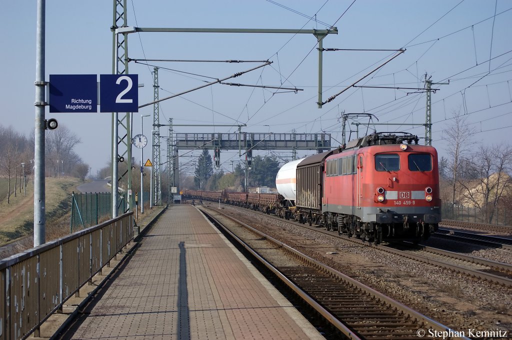 140 459-9 mit einem gemischten GZ in Niederndodeleben und ist in Richtung Magdeburg unterwegs. 01.03.2011