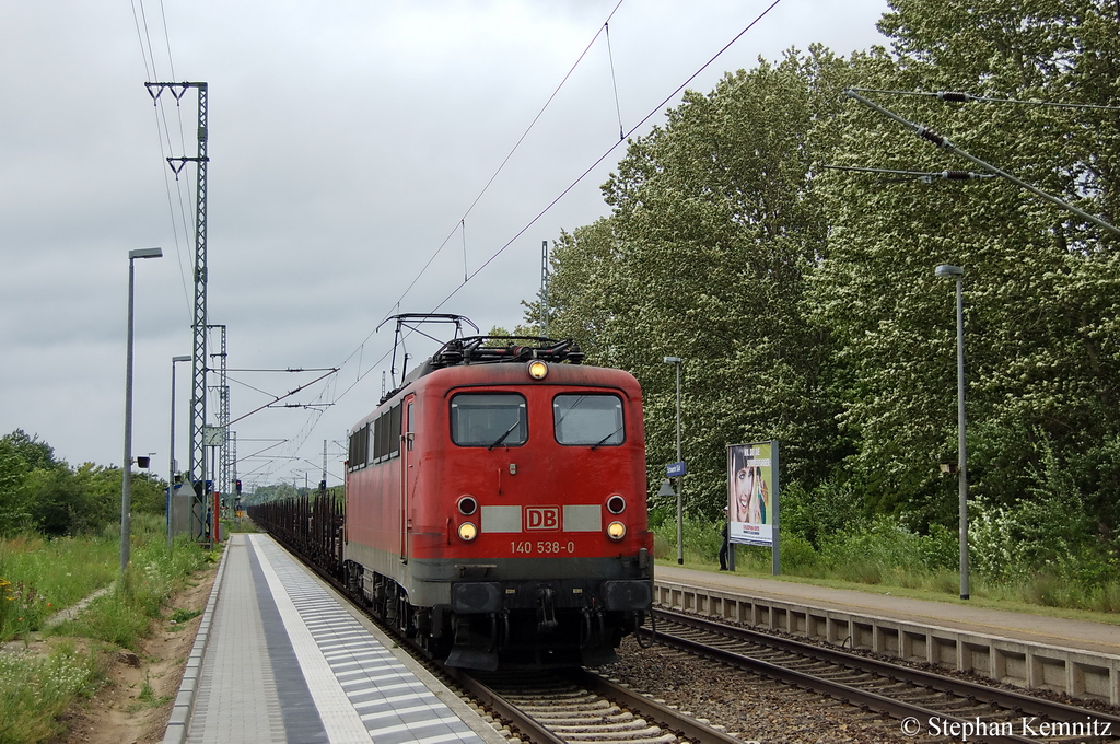 140 538-0 mit Flachwagen am Haltepunkt Schwerin Sd. 15.07.2011