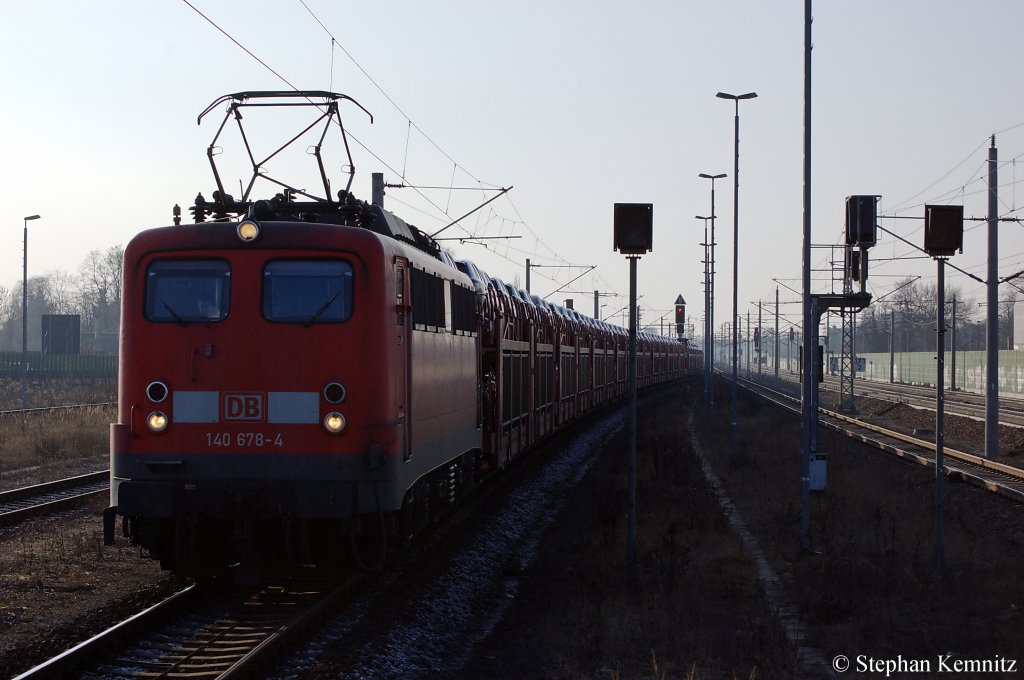 140 687-4 mit einem Toyota Autozug bei der Einfahrt in den Bahnhof Rathenow. 28.01.2011