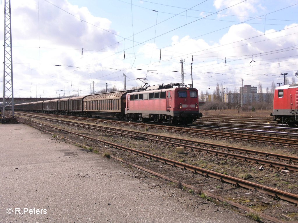 140 752-7 durchfhrt Eisenhttenstadt mit ein langen gedeckten Gterzug. 18.03.08