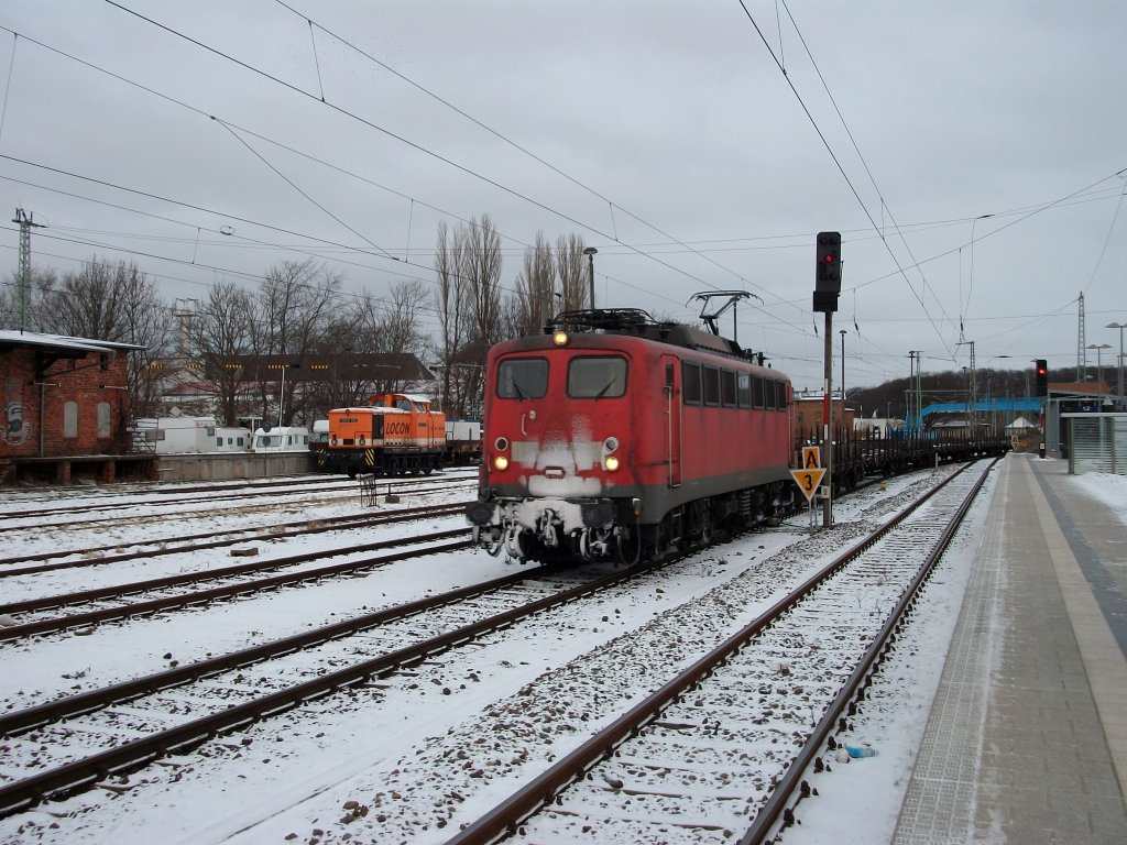 140 797 und links LOCON-102 am 14.Dezember 2010 in Bergen/Rgen. 