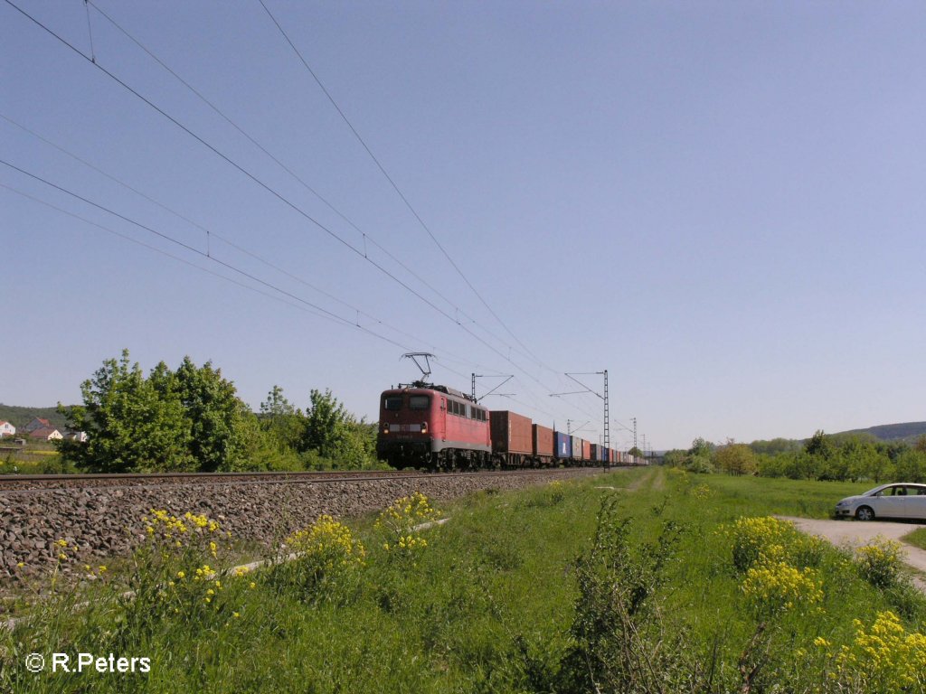 140 828-5 zieht bei Thngersheim ein Containerzug durchs Maintal. 10.05.08