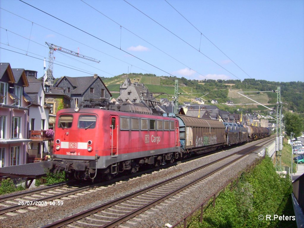 140 838-4 durchfhrt Oberwesel mit ein kurzen gemischten Gterzug. 25.07.08