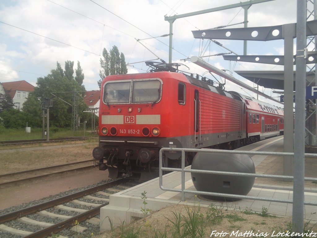 142 852-2 als S1 mit ziel Warnem�nde im Bahnhof Rostock Hbf am 22.6.13