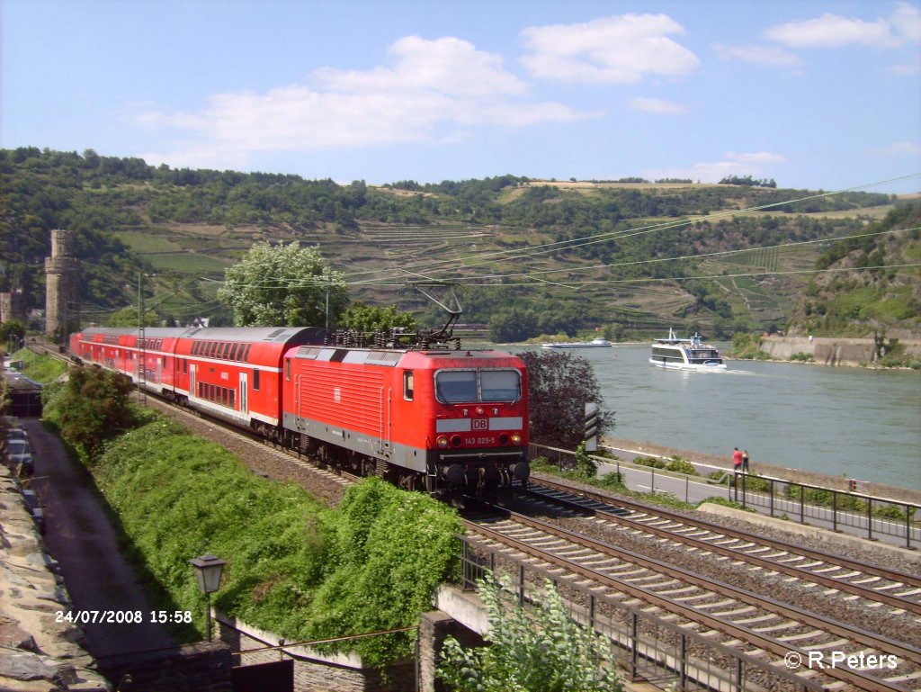 143 025-5 erreicht Oberwesel mit ein RE Frankfurt/Main im Sandwitch. 24.07.08