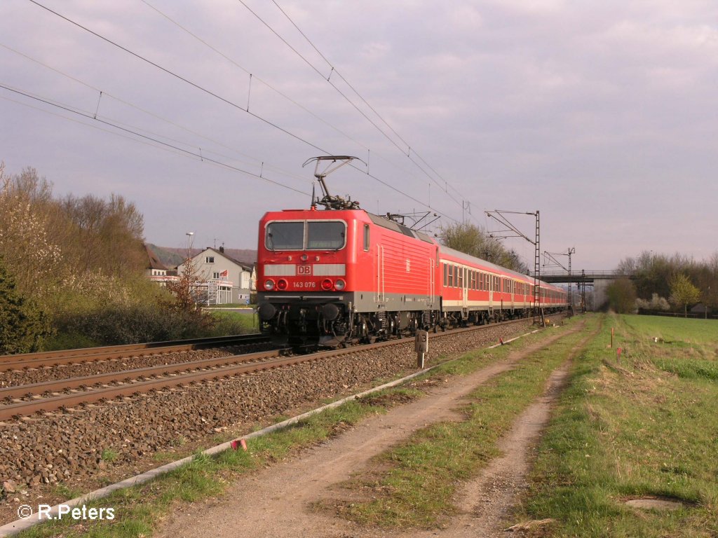 143 076 schiebt bei Thngersheim eine RB Wrzburg durchs Maintal .12.04.08